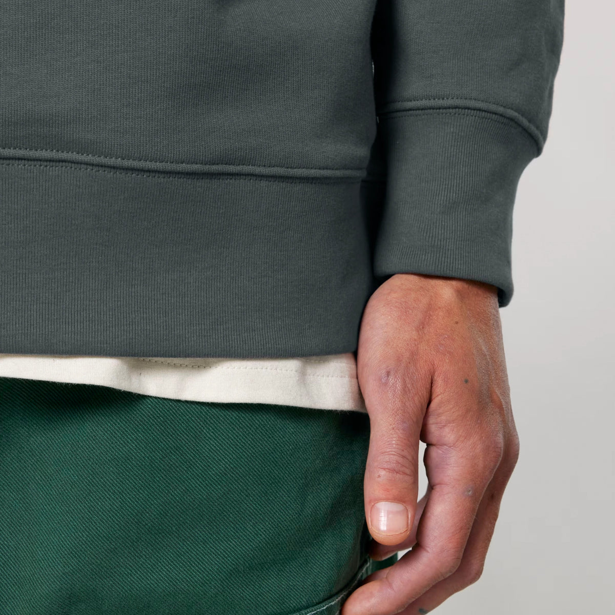 Surf Deluxe sweatshirt in Anthracite — model front